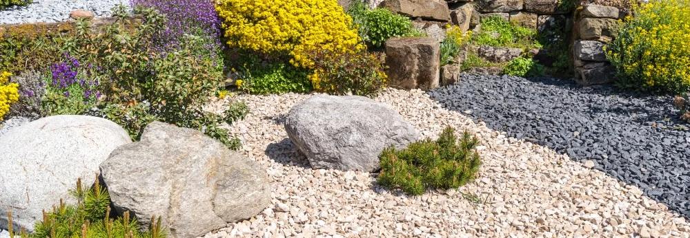 Steingarten mit bunten Blumen
